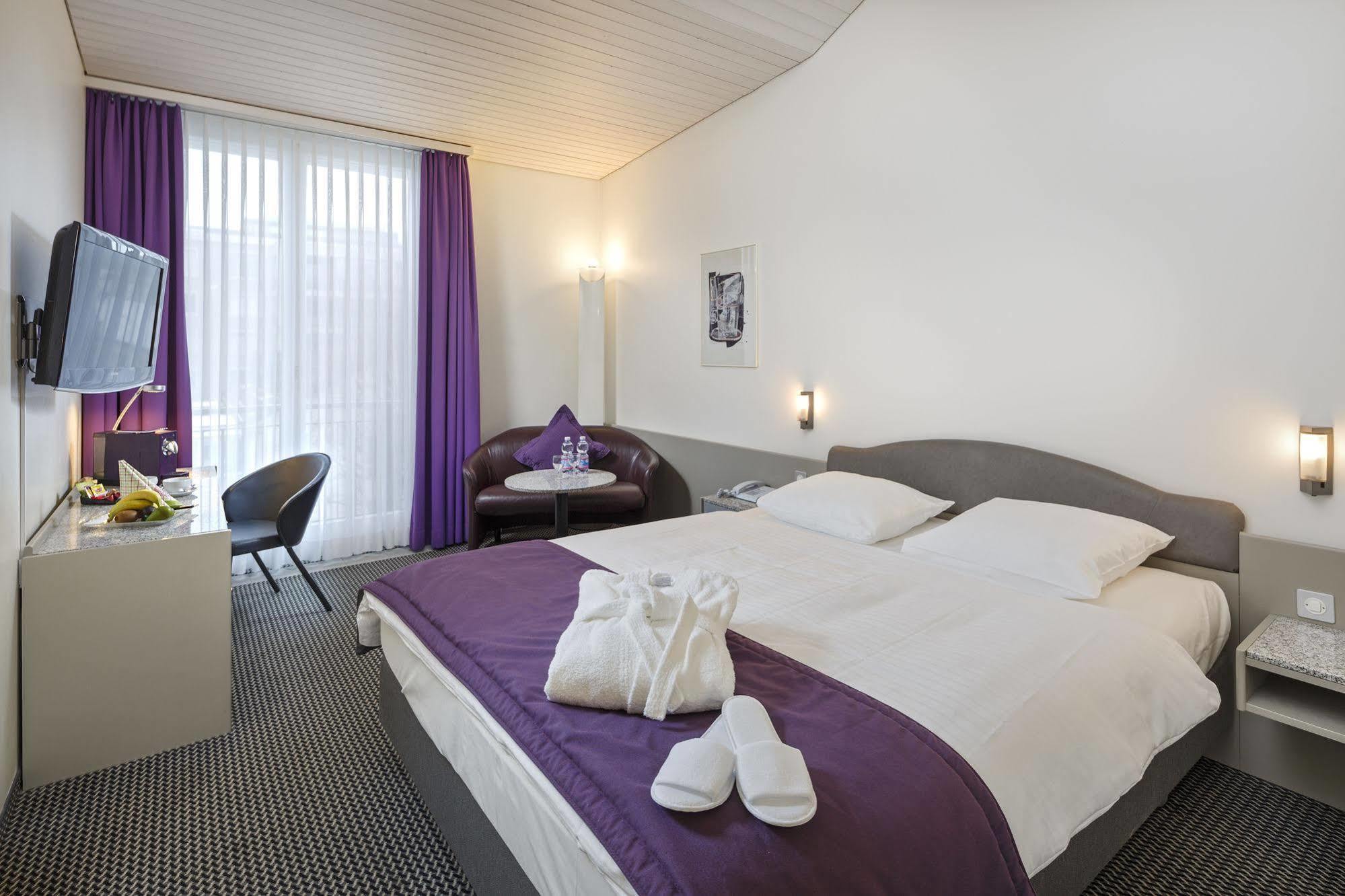Hotel Fly Away Kloten Exterior photo
