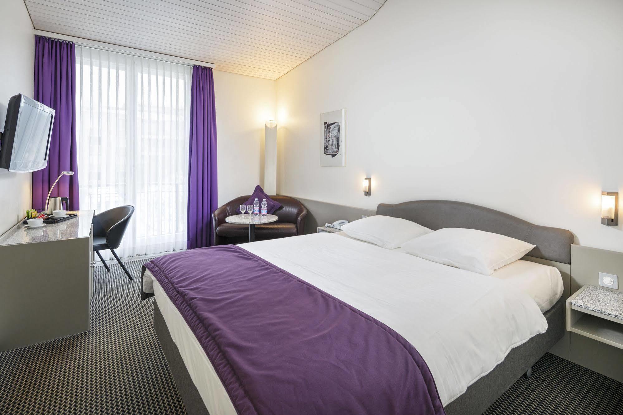 Hotel Fly Away Kloten Exterior photo